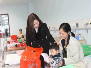 Nữ doanh nhân Nguyễn Thanh Hương với tấm lòng thiện nguyện đã giúp 250 trẻ em được mổ tim miễn phí.