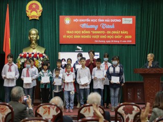 Quỹ Khuyến học Việt Nam trao học bổng học sinh, sinh viên vượt khó học giỏi