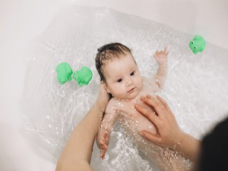 Tắm cho bé đúng cách để không bị ốm trong mùa đông